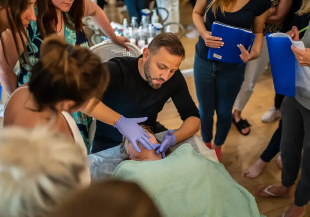 Masaż liftingujący twarzy w SPA - Czy naprawdę działa?
