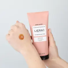 Jaki peeling przed samoopalaczem, aby uniknąć smug i plam?