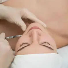 Zabieg botox na bruksizm. Delikatna igła wstrzykuje preparat w mięsień żwacz, przynosząc ulgę.