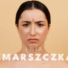 Kobieta z mocno zaznaczoną lwia zmarszczka między brwiami, wyrażająca zmartwienie.