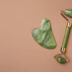 Zielony kamień gua sha i roller do twarzy. Zastanawiasz się, jaki kamień gua sha wybrać?
