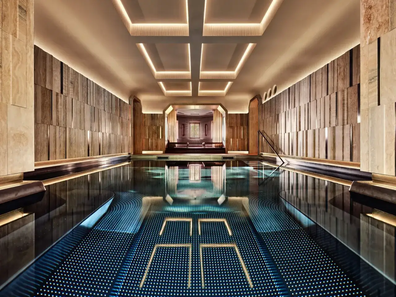 Luksusowe spa z podświetlanym basenem i kamiennymi ścianami. Relaks i odprężenie w nowoczesnym wydaniu.