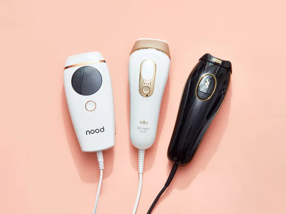 Trzy depilatory laserowe: Nood, Braun Silk-expert Pro 5 i inny czarny. Dowiedz się, jak używać depilatora laserowego w domu.