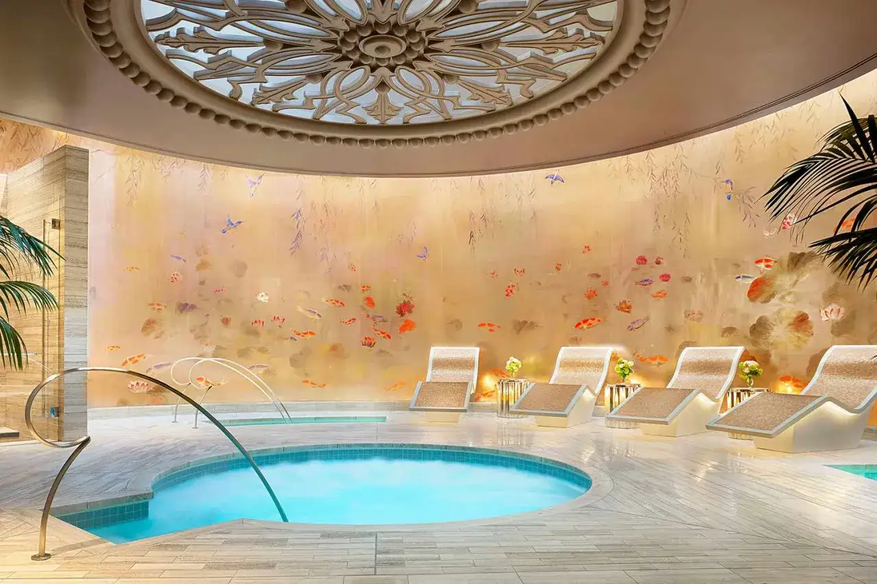 Relaks w spa, gdzie basen i leżaki tworzą oazę spokoju. To właśnie wellness – dbanie o ciało i duszę.