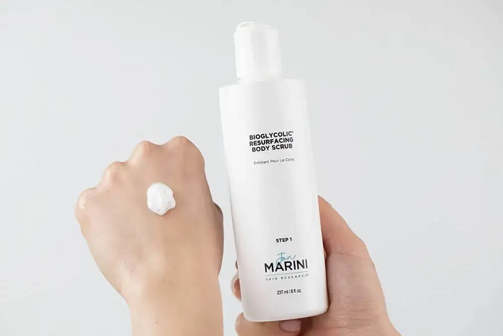 Zdjęcie Jaki peeling przed samoopalaczem, aby uniknąć smug i plam?