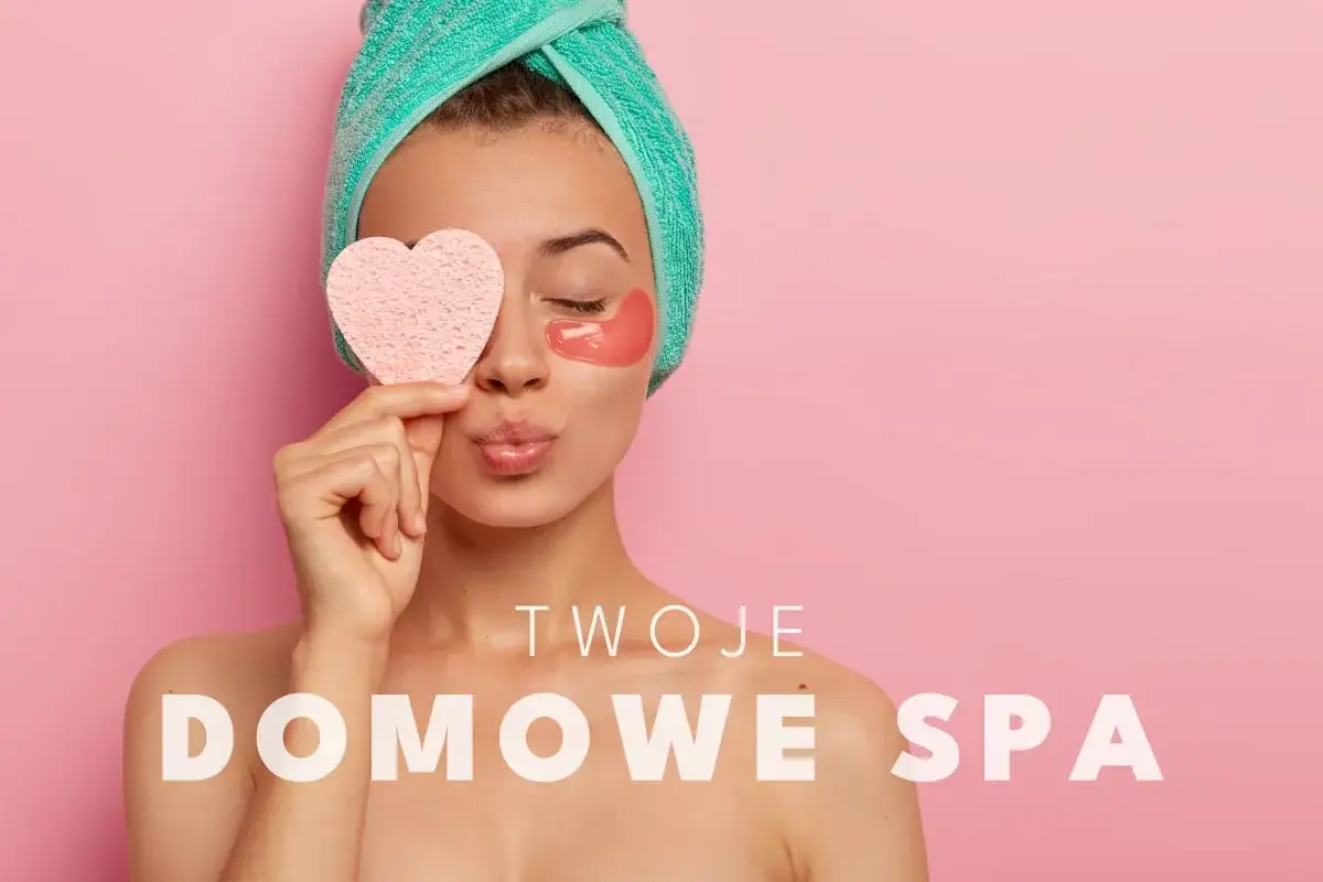 Kobieta z ręcznikiem na głowie i płatkami pod oczy trzyma serduszko. Czas na Twoje domowe spa.