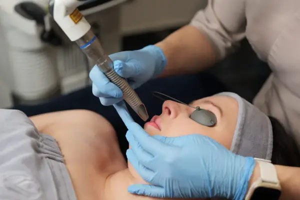 Laserowe modelowanie ust - naturalnie pełne wargi bez igieł?