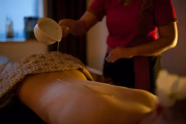 Masaż świecą w SPA - Ceny, efekty i jak wybrać salon?